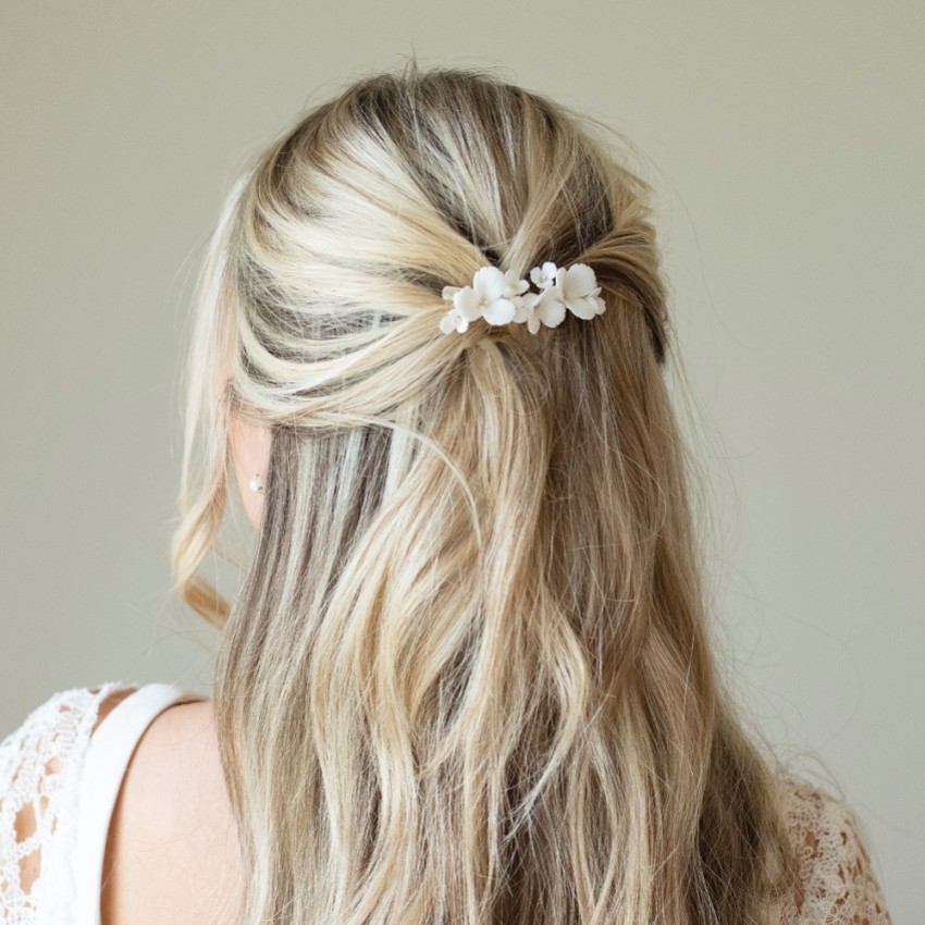 Photograph: Ivory and Co Fleurs de sureau en céramique Pince à cheveux délicate pour mariage