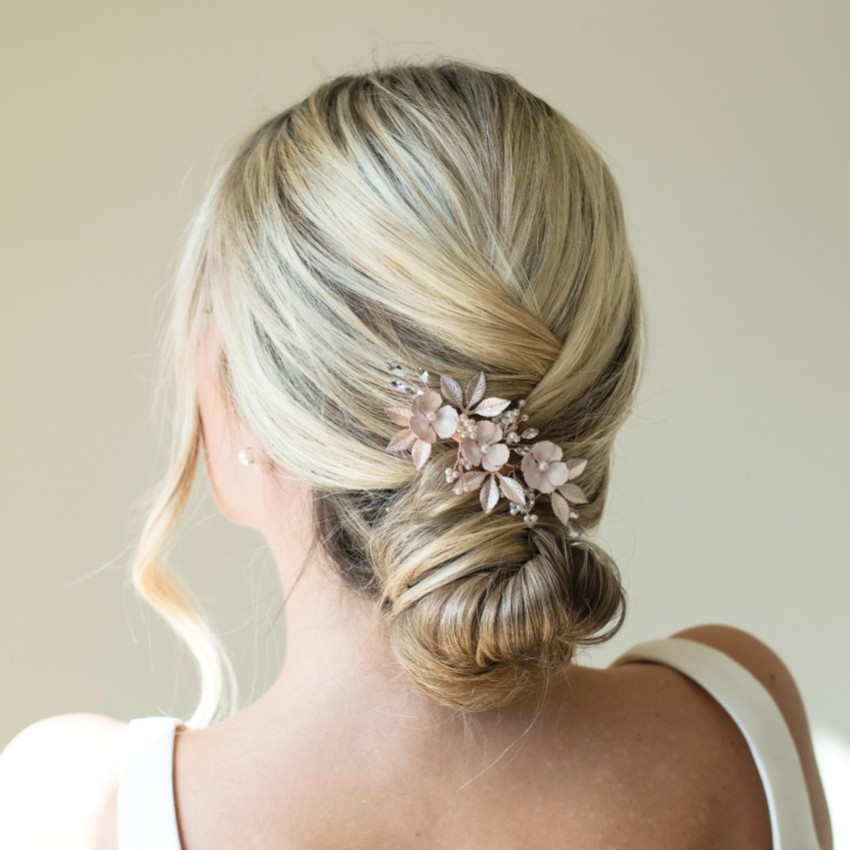 Fotograf: Ivory and Co Gardenia Rose Gold Zierliche Kristall und Perle Floral Haarspange