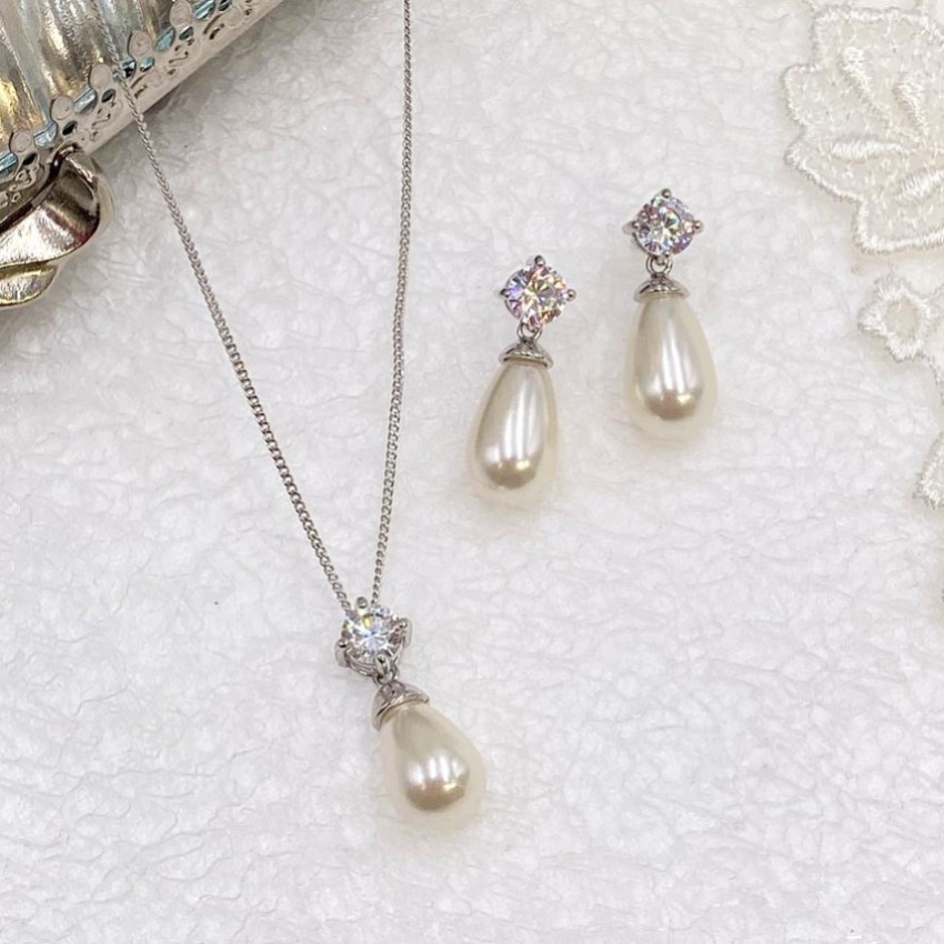 Photograph: Ivory and Co Imperial Pearl Bridal Jewelry Set