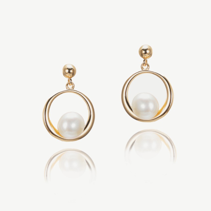 Photograph: Ivory and Co Memphis Gold Hanging Pearl Earrings