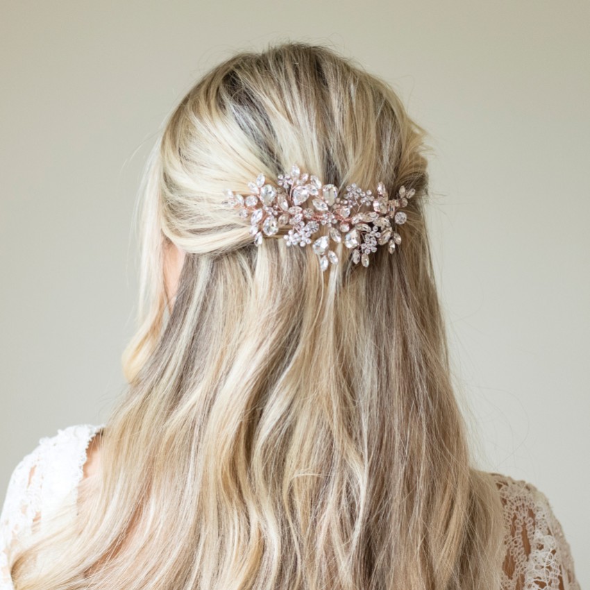 Photograph: Ivory and Co Peigne à cheveux de mariage en or rose incrusté de cristaux étincelants