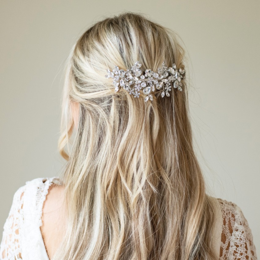 Photograph: Ivory and Co Peigne à cheveux de mariage incrusté de cristaux argentés et étincelants