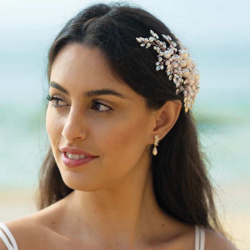 Photograph: Ivory and Co Peigne à cheveux Ocean Days en or rose avec perles et cristaux