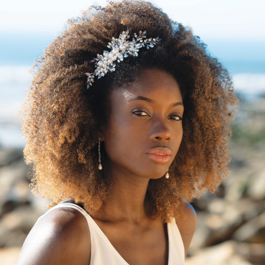 Photograph: Ivory and Co Peigne à cheveux Ocean Days Silver Statement Pearl and Crystal