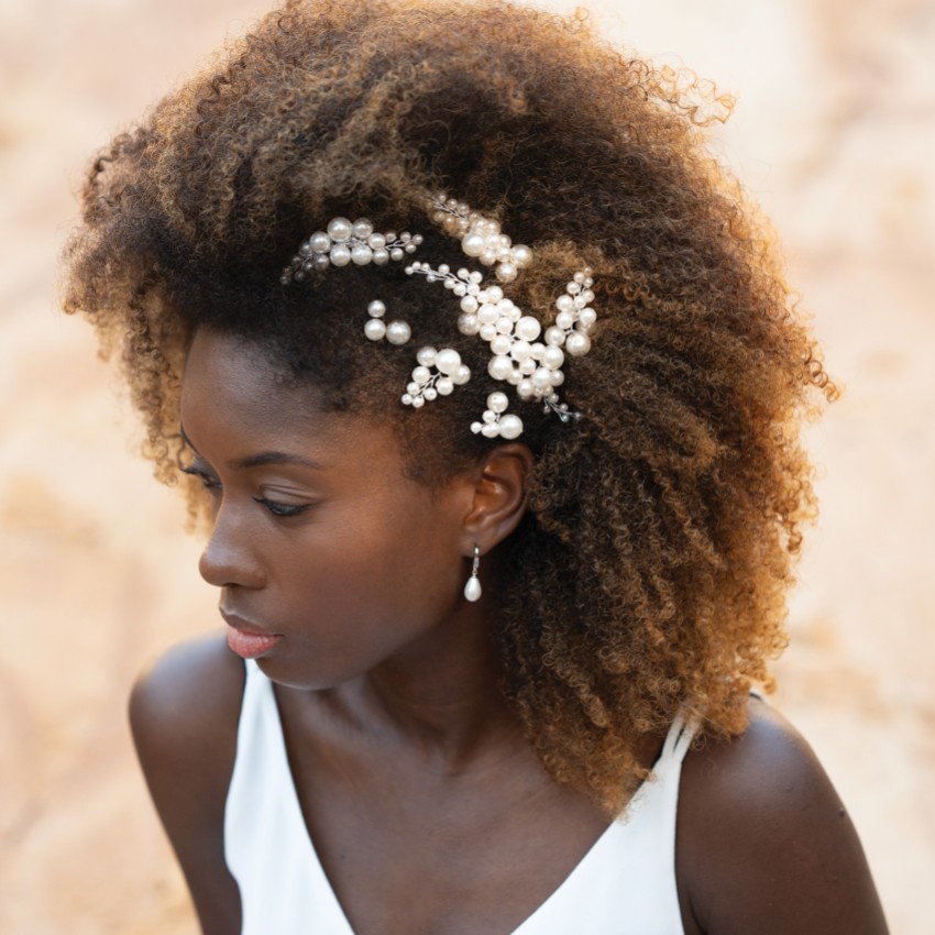 Photograph: Ivory and Co Peigne et épingle à cheveux Pearl Haze en argent