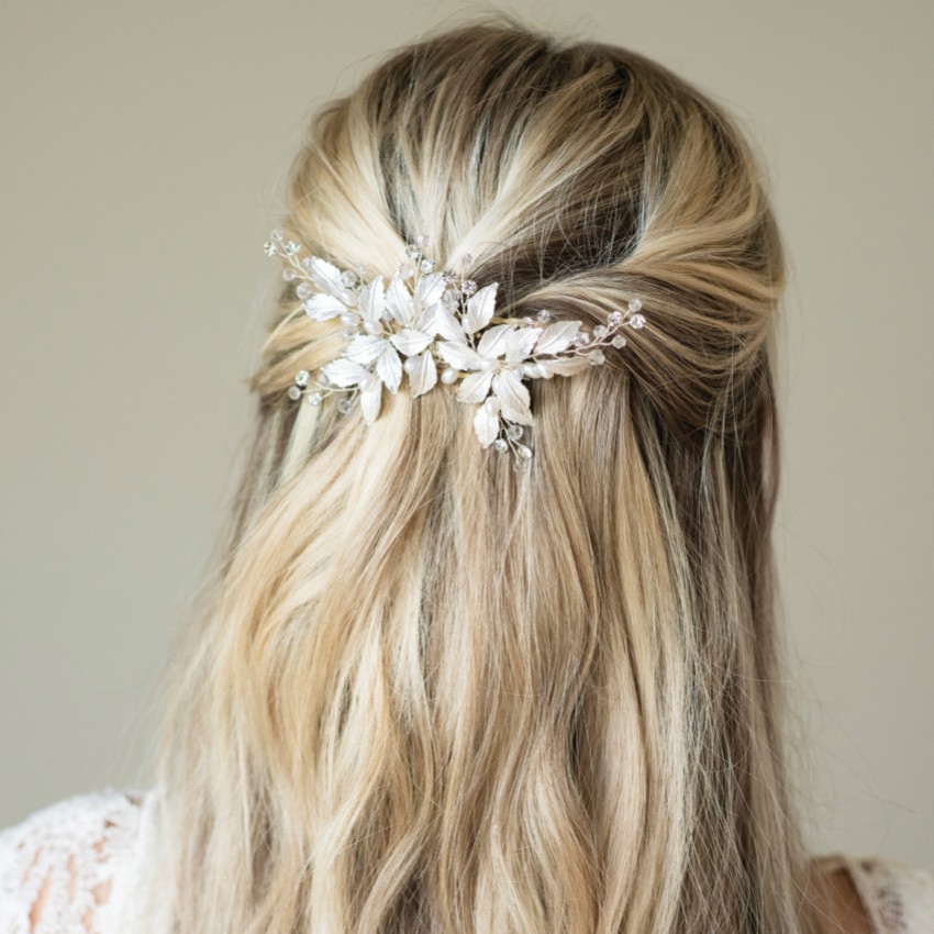 Photograph: Ivory and Co Pince à cheveux de mariage Fairydust en argent émaillé avec feuilles