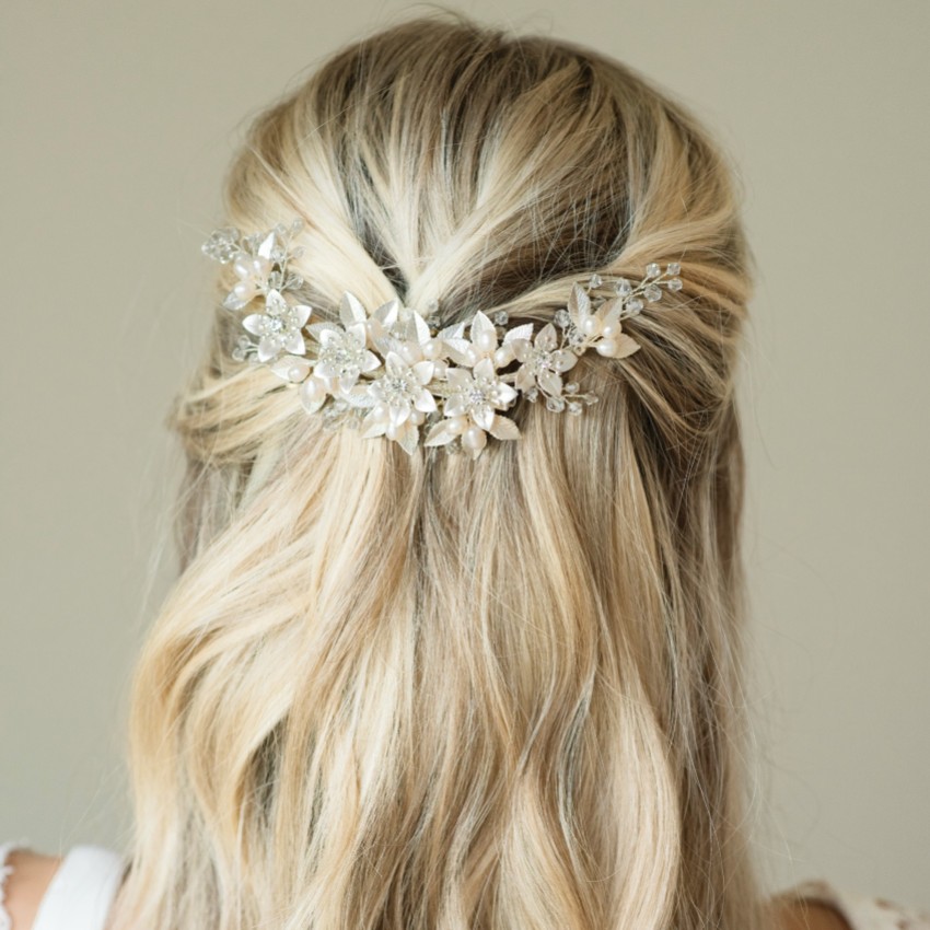 Photograph: Ivory and Co Pince à cheveux de mariage Fleur de printemps émaillée avec croissant floral