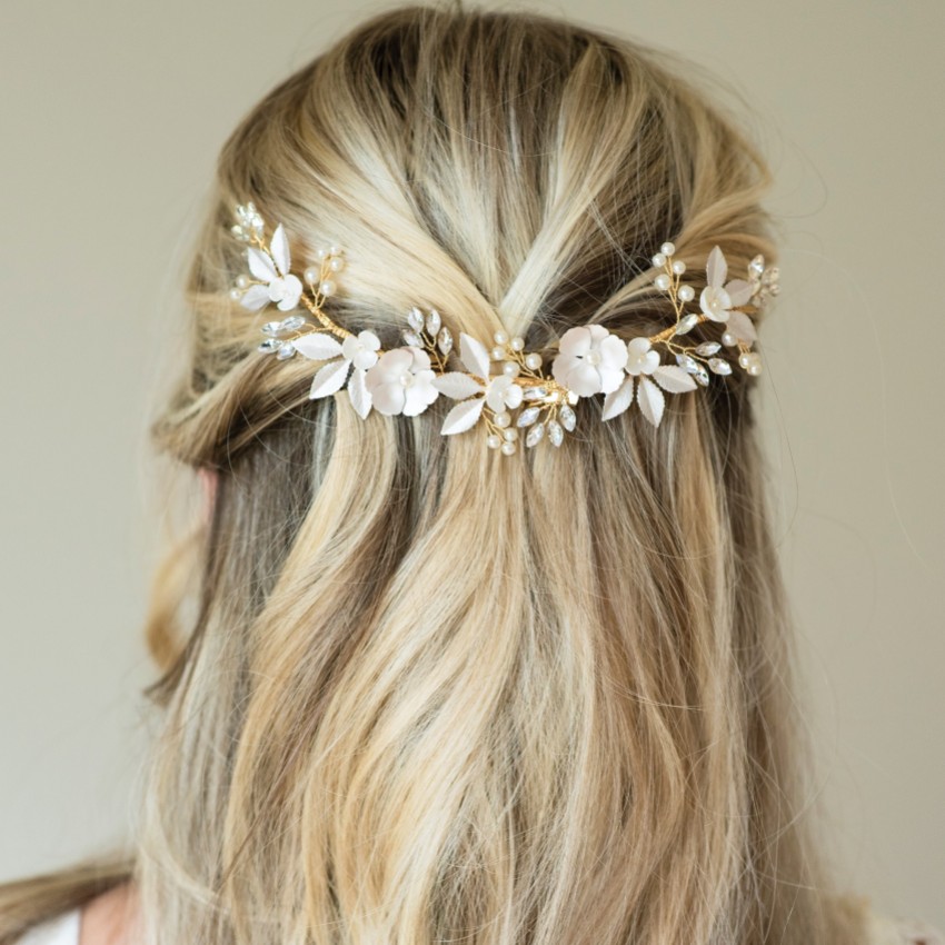 Photograph: Ivory and Co Pince à cheveux en forme de croissant floral en cristal et en perles Gold Bloom