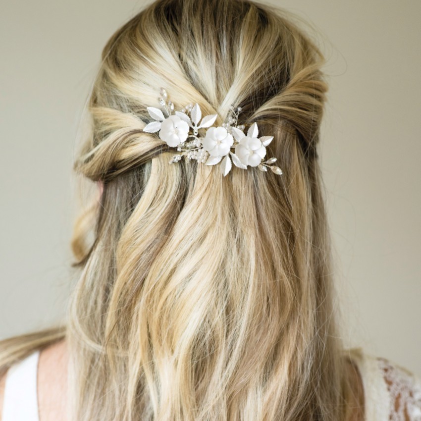 Photograph: Ivory and Co Pince à cheveux Gardenia Silver Dainty Crystal and Pearl Floral