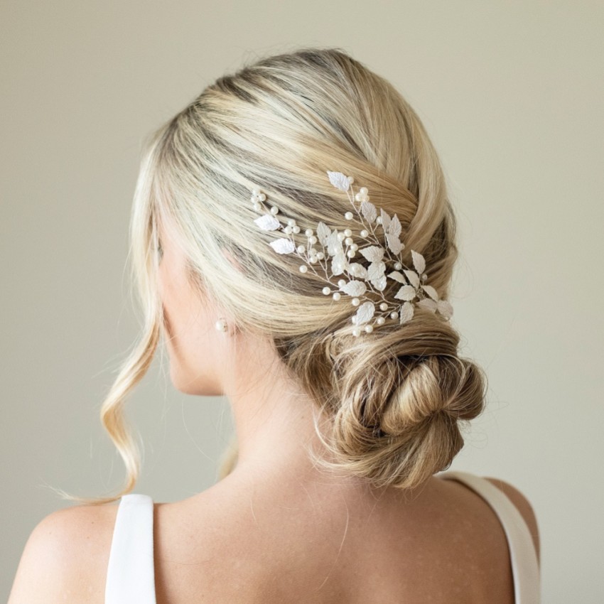 Photograph: Ivory and Co Pince à cheveux Summer Breeze en argent émaillé avec feuilles et perles