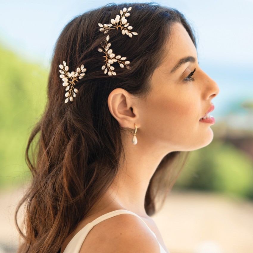 Photograph: Ivory and Co Set d'épingles à cheveux Cosmos en cristal doré et perles