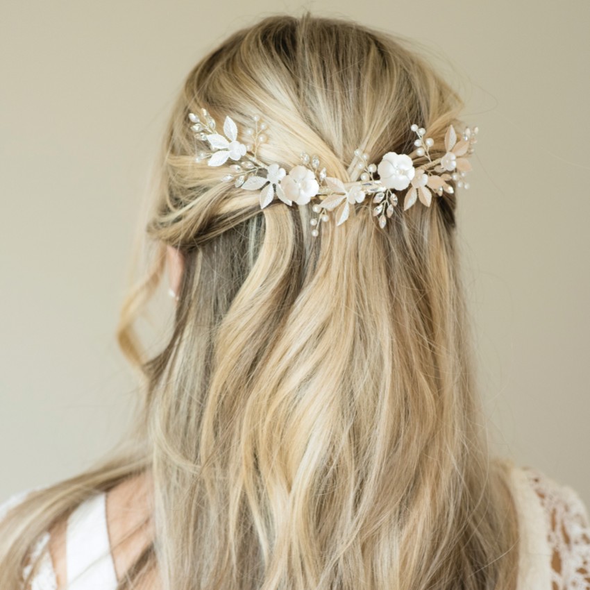 Fotograf: Ivory and Co Silber Blüte Kristall und Perle Blumensichel Haarspange