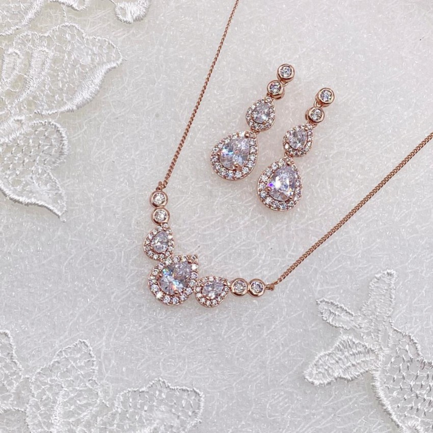 Photograph: Ivory and Co Sorbonne Rose Gold Bridal Jewelry Set