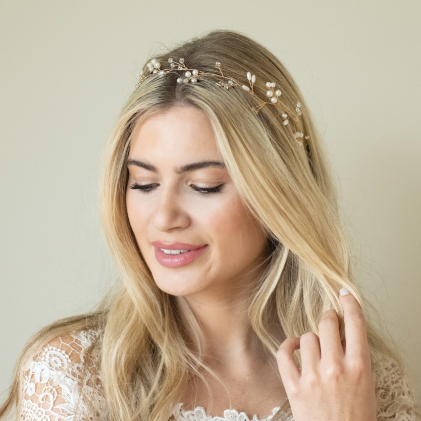 Photograph: Ivory and Co Vigne de cheveux en perles et cristaux Aurora Gold Dainty