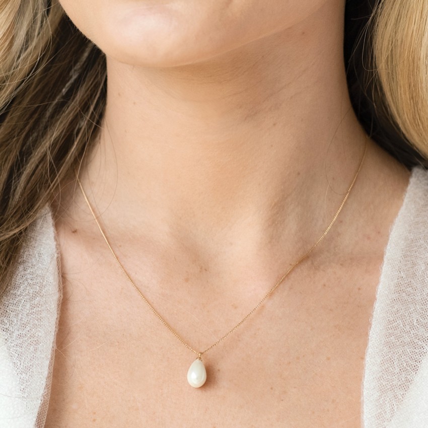 Photograph: Ivory and Co Westbury Gold Pearl Drop Pendant