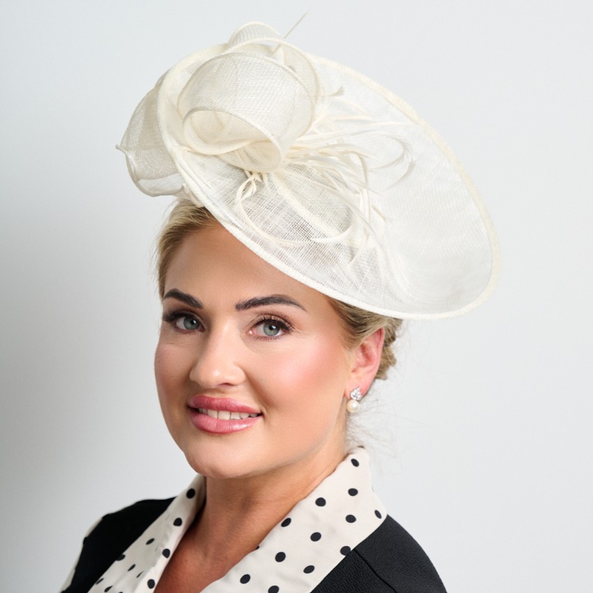 Fotograf: Ivory Large Sinamay Disk Wedding Fascinator