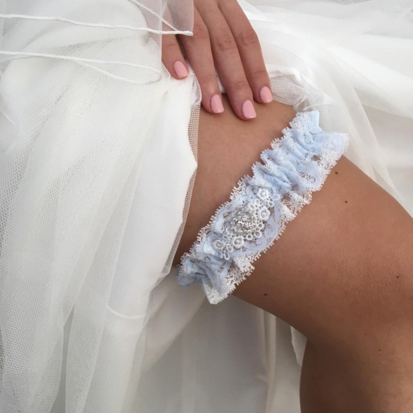 Photograph: Jarretière de mariage en dentelle bleu et ivoire de Desire avec cœur en cristal