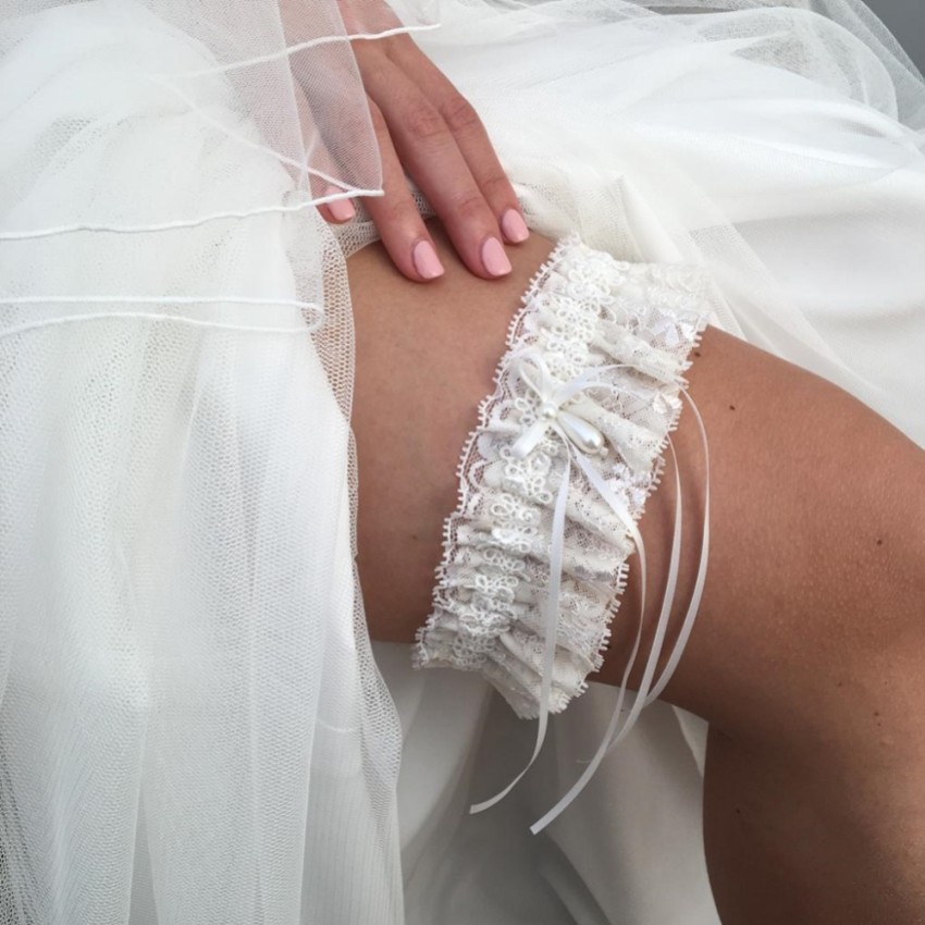 Photograph: Jarretière nuptiale en dentelle florale ivoire de Chantilly avec gouttelettes de perles