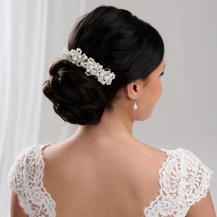 Photograph: Laura Statement Pearl Bridal Headpiece (Tête de mariée en perles)