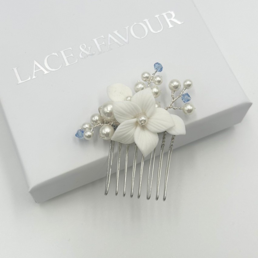 Photograph: Mini peigne floral en perles de Tiffany et cristal de saphir clair