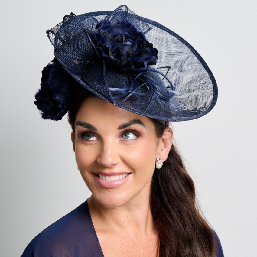 Fotograf: Navy Floral Large Sinamay Disk Wedding Fascinator