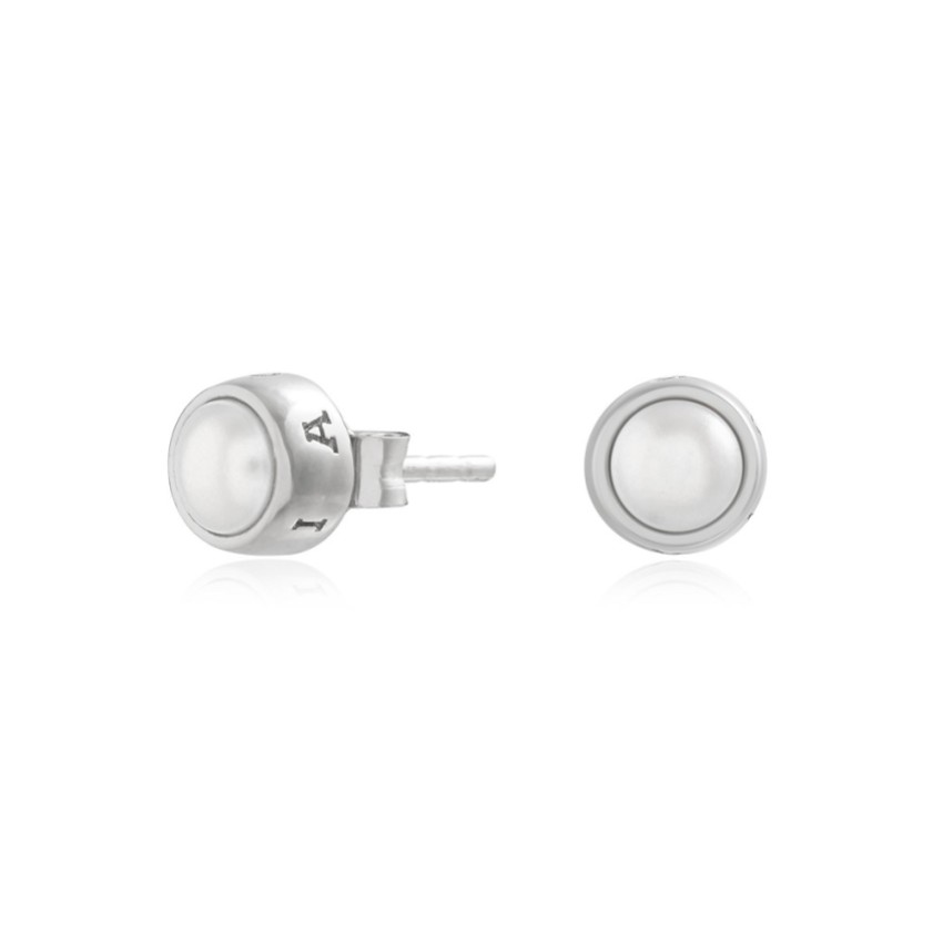 Photograph: Olivia Burton Boucles d'oreilles classiques en argent avec perles