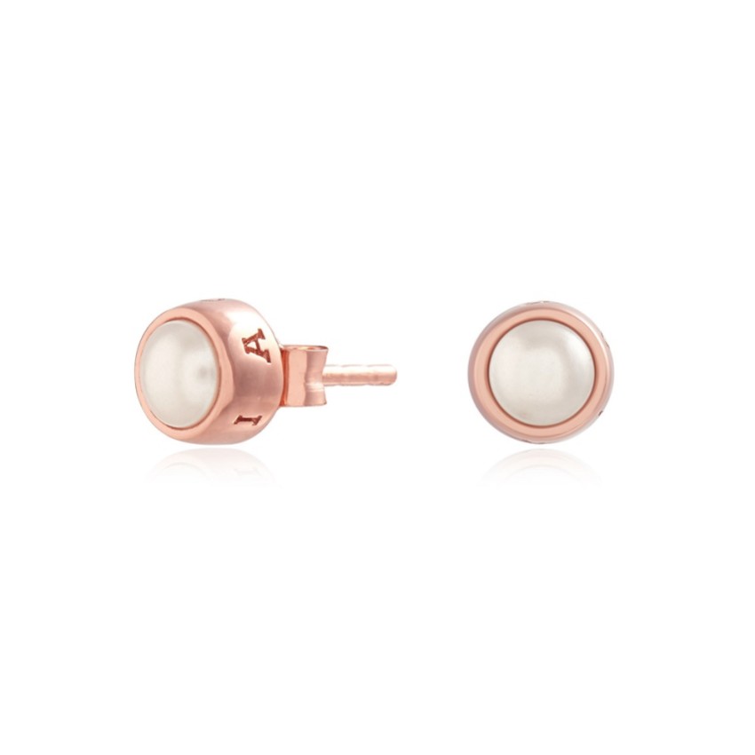 Photograph: Olivia Burton Boucles d'oreilles classiques en or rose et perles