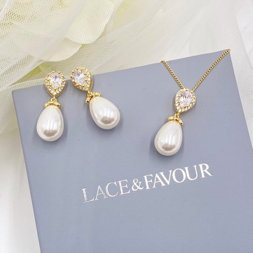 Photograph: Paloma Gold Teardrop Pearl Bridal Jewelry Set