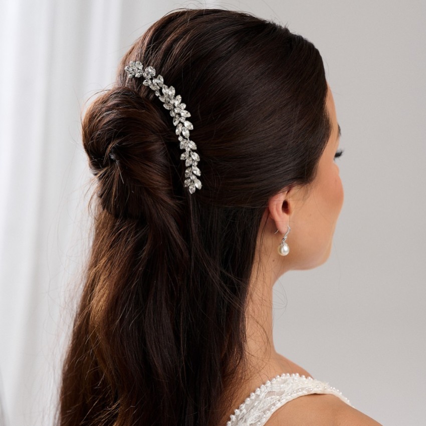 Photograph: Peigne à cheveux de mariage Luna Silver Small Crystal Embellished