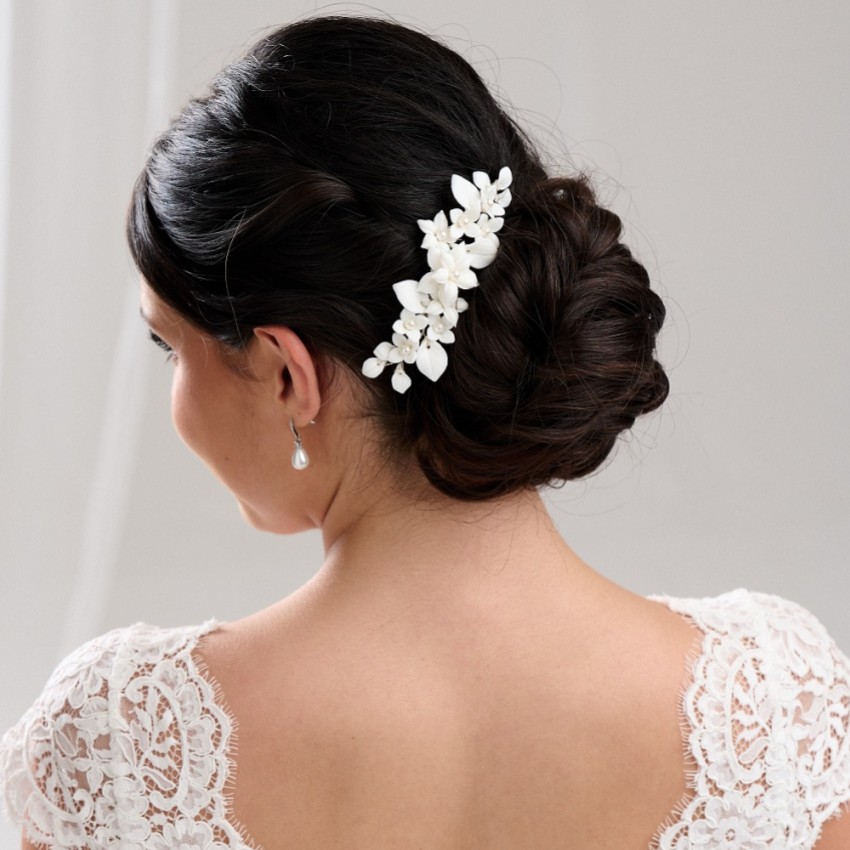 Photograph: Peigne à cheveux de mariage Nieve en porcelaine ivoire avec fleurs et perles