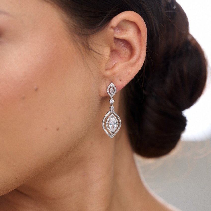Photograph: Pendants d'oreilles Wallace d'inspiration vintage en zircon cubique