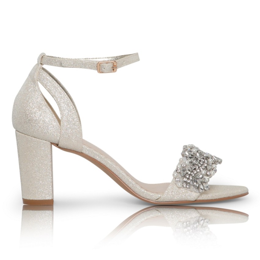 Fotograf: Perfect Bridal Alexa Gold schimmernde verschönerte Sandalen mit Blockabsatz