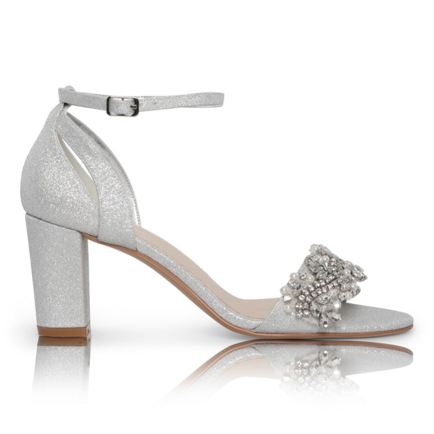 Fotograf: Perfect Bridal Alexa Silber schimmernde verschönerte Sandalen mit Blockabsatz