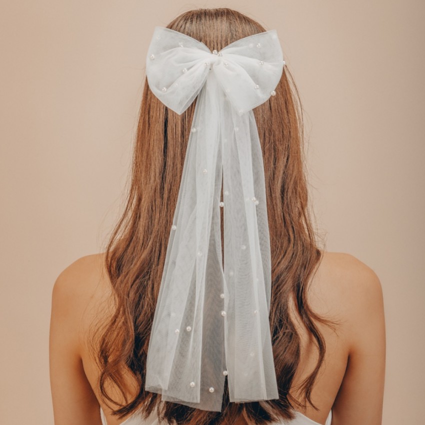 Photograph: Perfect Bridal Boucle de cheveux de mariée en tulle ivoire avec perles