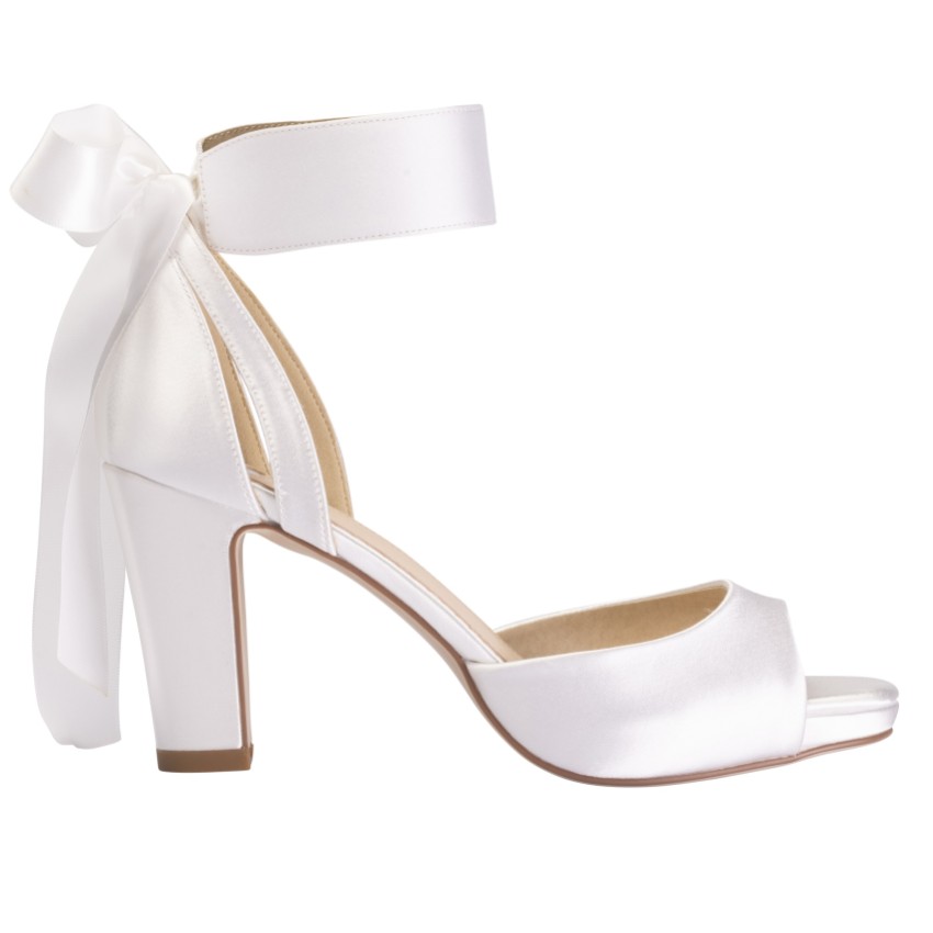 Fotograf: Perfect Bridal Charlie Dyeable Ivory Satin Tie Up Block Heel Plateau Sandalen (ST12)