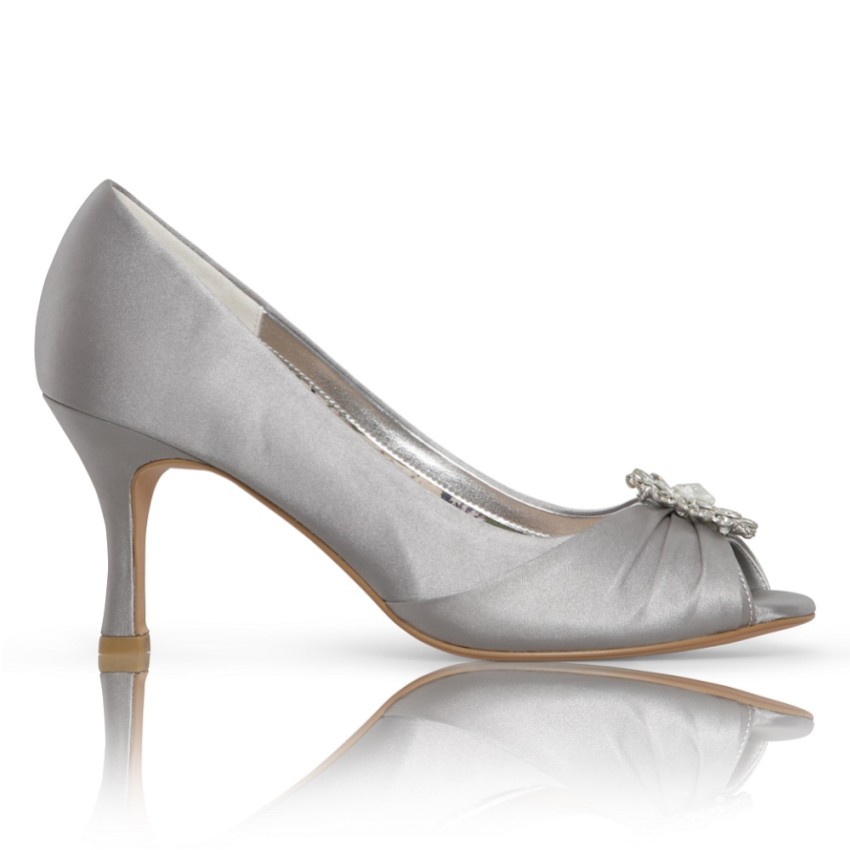 Photograph: Perfect Bridal Gina Chaussures peep toes en satin argenté avec bordure en cristal