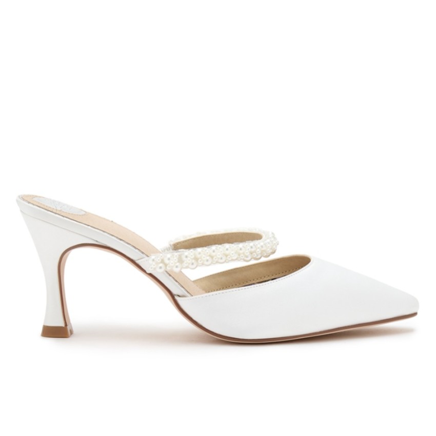 Fotograf: Perfect Bridal Nadine Ivory Satin Pointed Pearl Mules