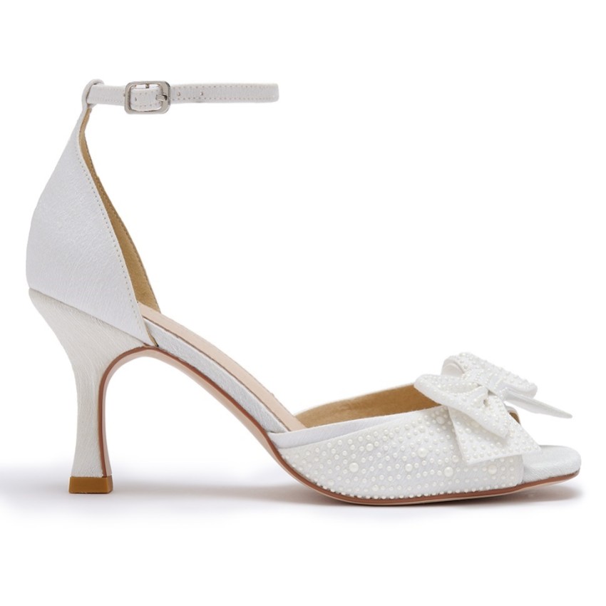 Photograph: Perfect Bridal Naomi Ivory Square Toe Mid Heel Sandals with Pearl Bow (Sandales à talon moyen avec nœud en perle)