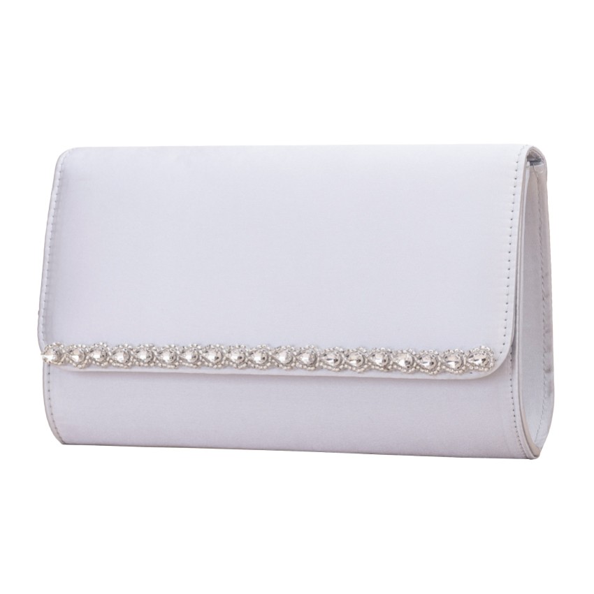 Photograph: Perfect Bridal Pochette Dee en satin argenté et diamants