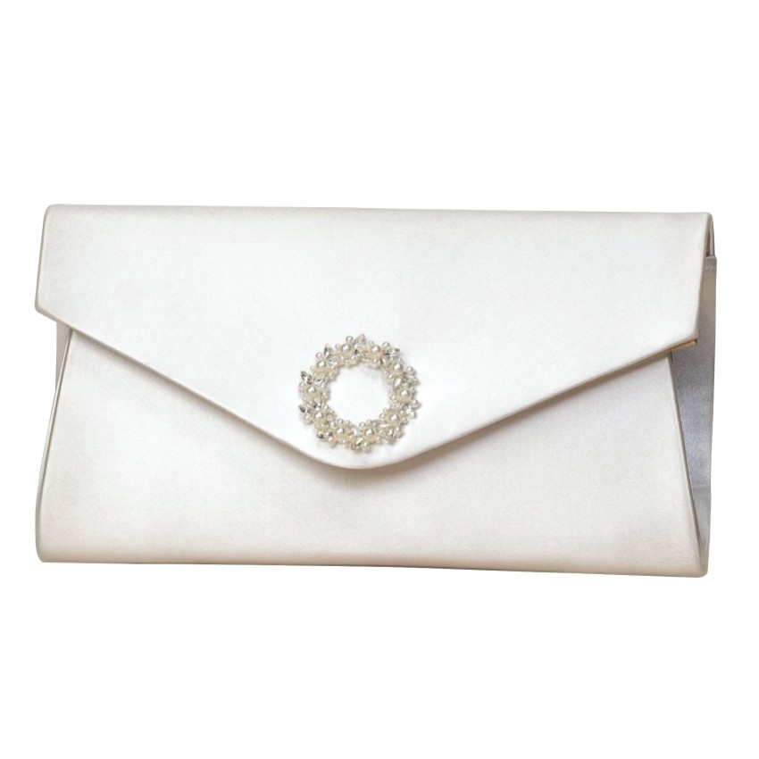 Photograph: Perfect Bridal Pochette enveloppante Bridget en satin ivoire teintable avec broche perlée