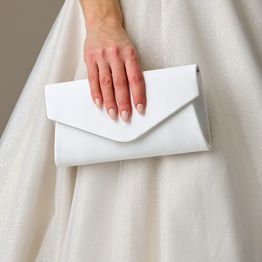 Photograph: Perfect Bridal Pochette enveloppante Simone en satin ivoire teintable