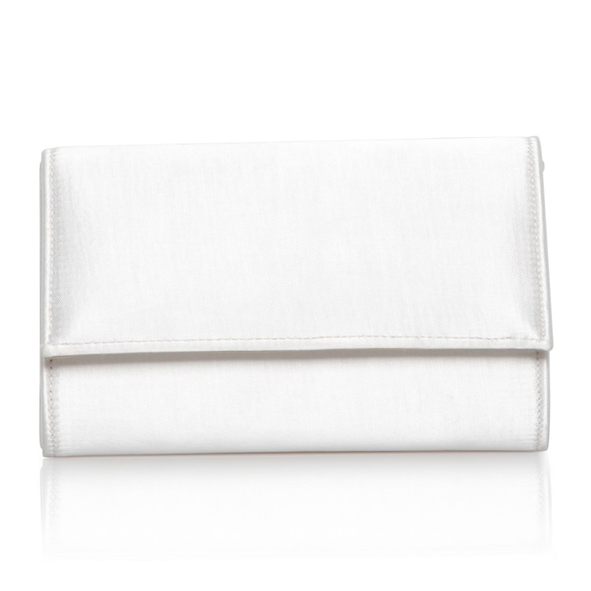 Photograph: Perfect Bridal Pochette Lola en satin ivoire teintable