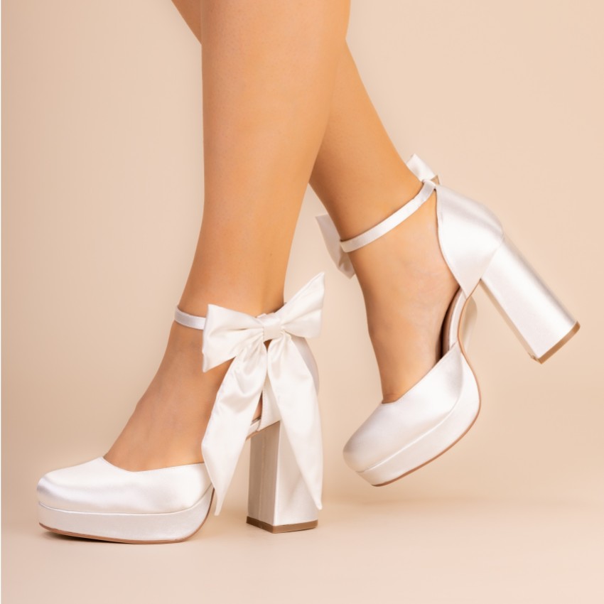 Photograph: Perfect Bridal River Ivory Satin Large Bow Shoe Clips