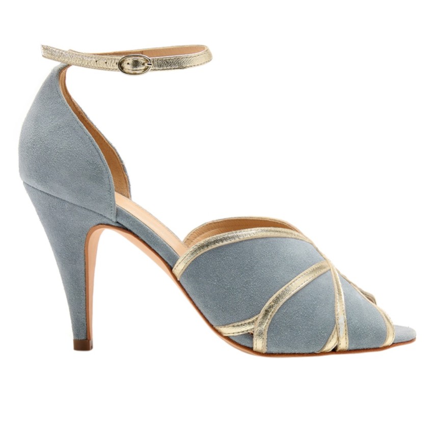 Fotografia: Rachel Simpson Sandali Peep Toe di ispirazione vintage in pelle scamosciata blu Mary