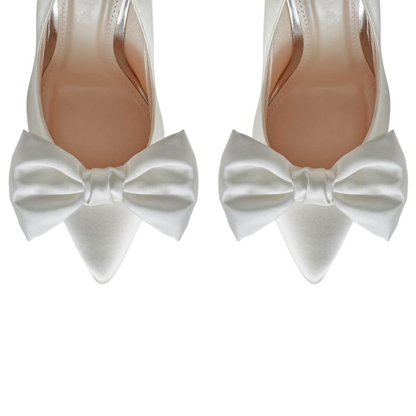 Photograph: Rainbow Club Alice Ivory Satin Oversized Bow Shoe Clips (pinces à chaussures à nœud surdimensionné)