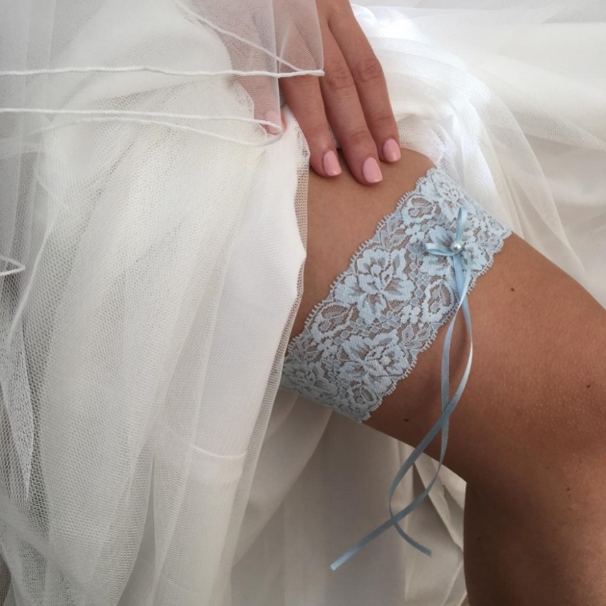 Fotograf: Reinheit Blau Zarte Spitze Hochzeit Strumpfband mit Perle Detail