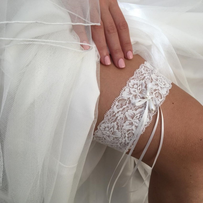 Fotograf: Reinheit Elfenbein Zarte Spitze Hochzeit Strumpfband mit Perle Droplet