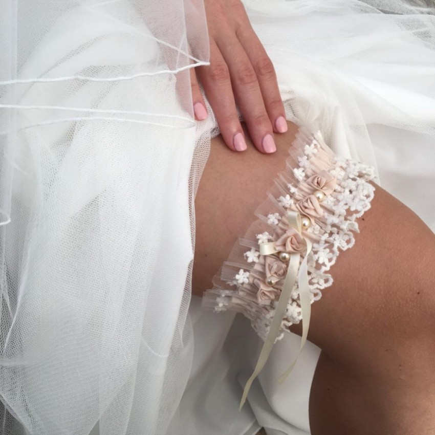 Photograph: Rhapsody Blush Silk and Ivory Tulle Vintage Lace Garter with Rose Detail (jarretière en soie et tulle ivoire avec détails de roses)