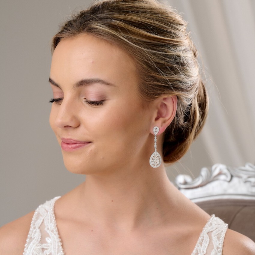 Photograph: Ritz - Boucles d'oreilles chandelier en zircon cubique d'inspiration vintage
