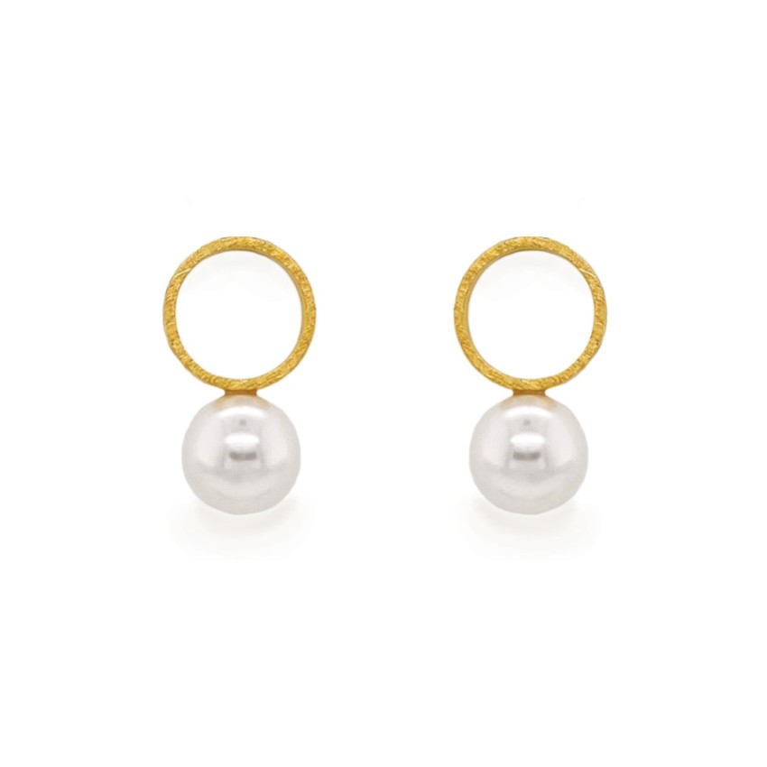 Photograph: Sarah Alexander Bombshell Gold Circle Pearl Earrings